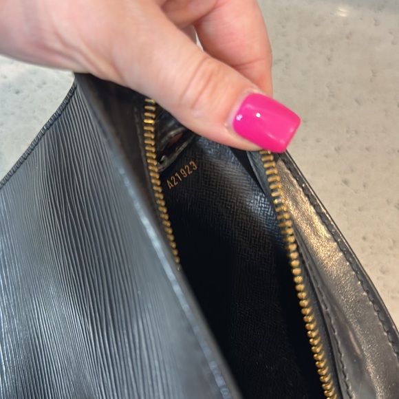 LOUIS VUITTON - Epi Pouchette - Picture 13 of 13